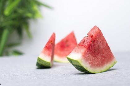 比比东西瓜吃瓜,共享夏日清凉美味