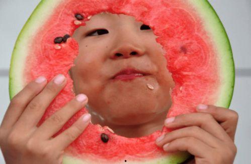 宝宝吃瓜卡到了,宝宝吃瓜卡喉紧急应对指南