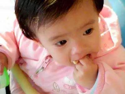 宝宝吃瓜卡到了,宝宝吃瓜卡喉紧急应对指南