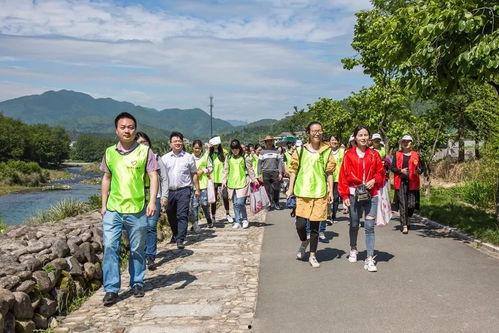 吃瓜河边情侣,吃瓜群众见证爱情瞬间