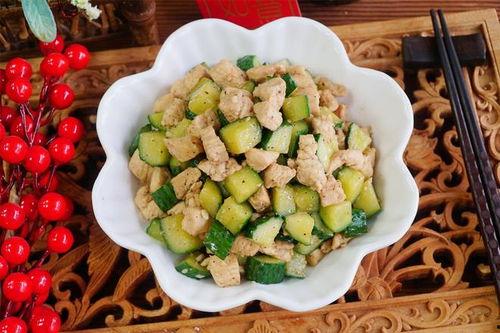 做梦吃瓜吃鸡肉啥意思呀,吃瓜鸡肉背后的寓意解读