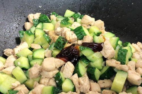 做梦吃瓜吃鸡肉啥意思呀,吃瓜鸡肉背后的寓意解读