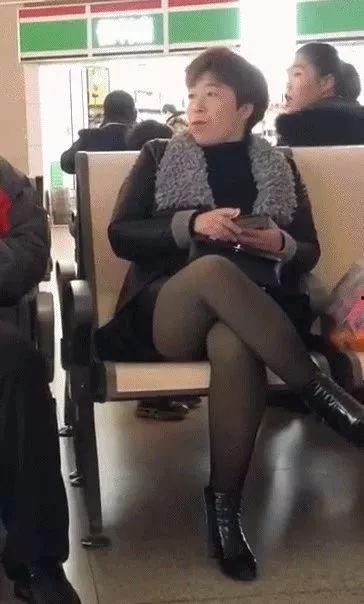 候车室 吃瓜,候车室里的“吃瓜”众生相