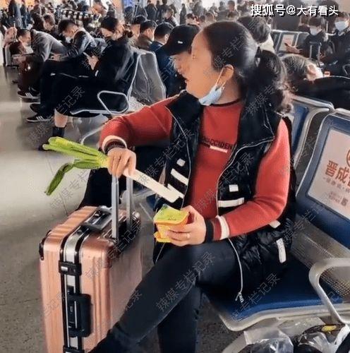 候车室 吃瓜,候车室里的“吃瓜”众生相