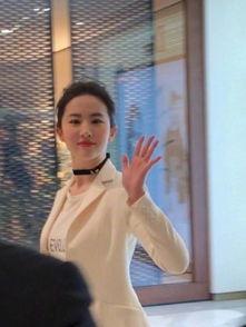 吃瓜路人拍照图片