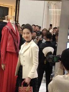 吃瓜路人拍照图片