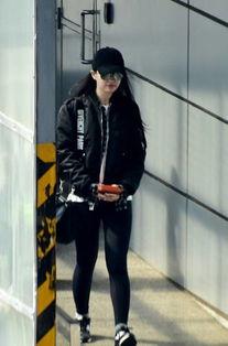 吃瓜路人拍照图片