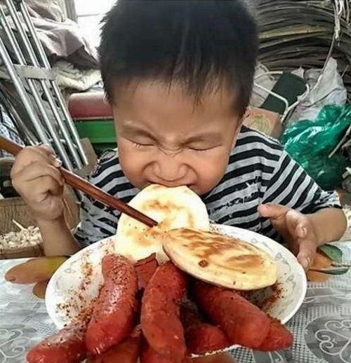 幼儿园盲人吃瓜,感受生活色彩