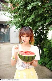 吃瓜少女吃西瓜视频在线观看,揭秘“吃瓜少女吃西瓜”视频在线观看的火爆背后