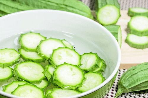 吃瓜涨肚子吗,吃瓜真的会涨肚子吗？揭秘瓜果的神奇效应