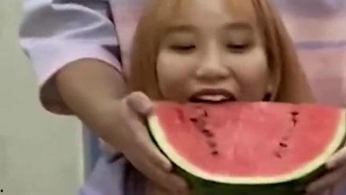 情侣间的吃瓜,揭秘情侣间的甜蜜吃瓜瞬间