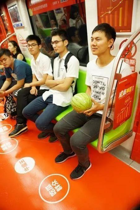 地铁吃瓜群众