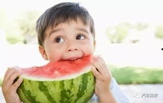 五月小孩吃瓜,小孩欢乐吃瓜时光
